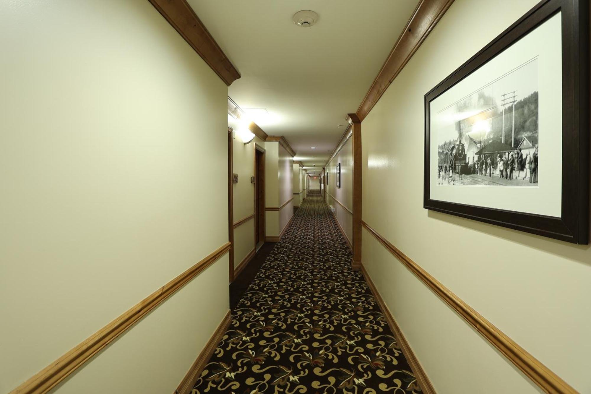 Days Inn By Wyndham Surrey Exteriér fotografie