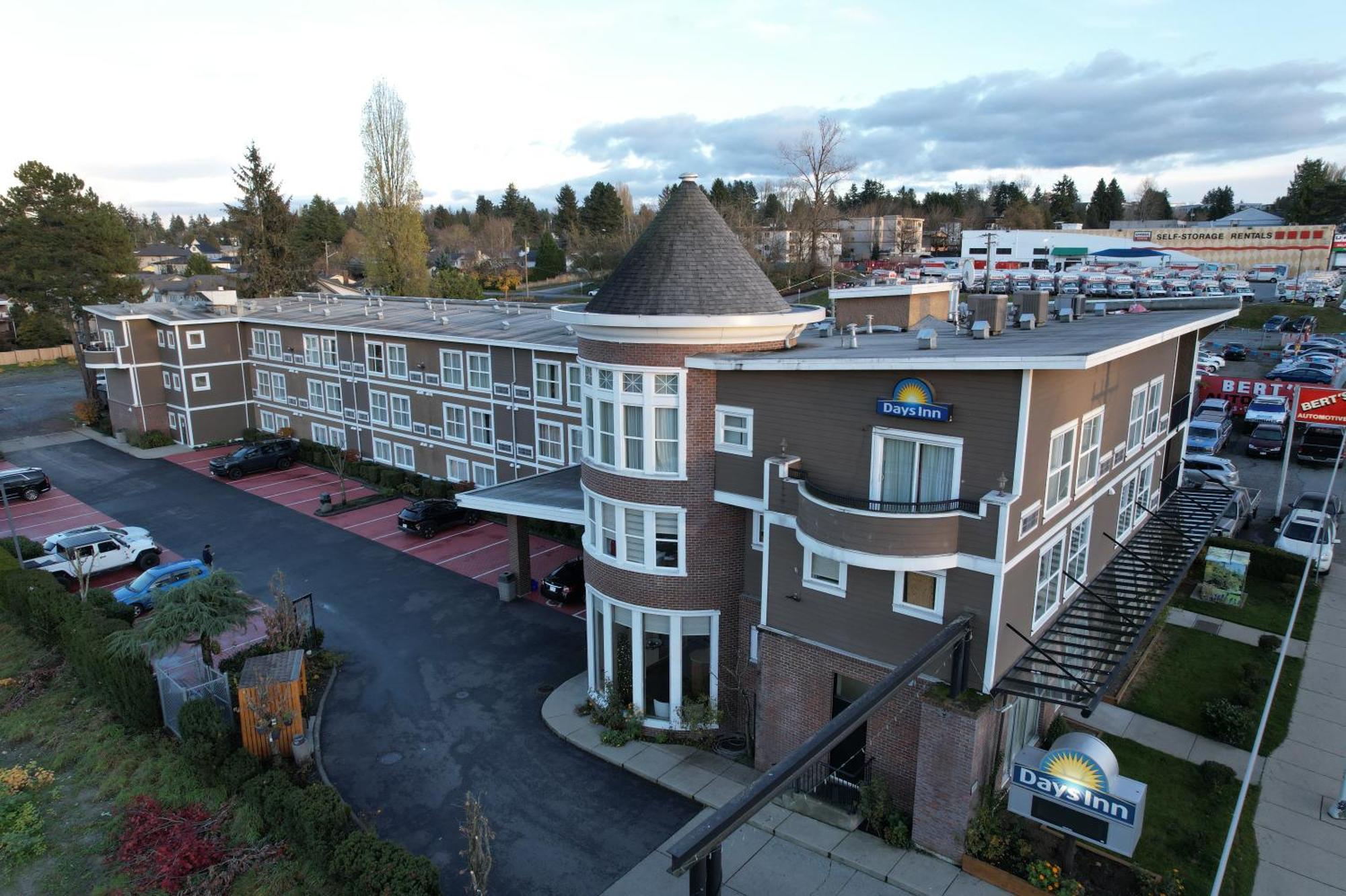 Days Inn By Wyndham Surrey Exteriér fotografie